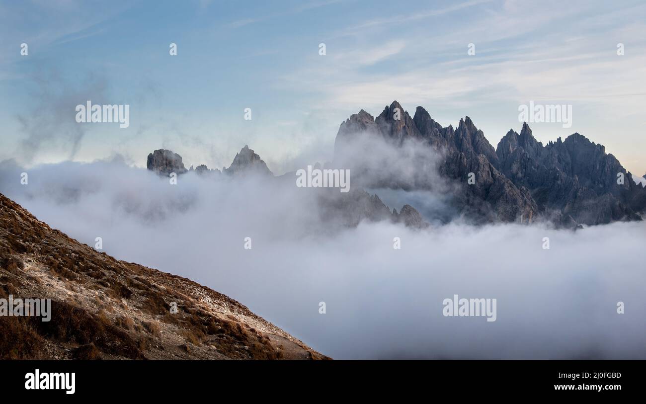 Paesaggio montano con nebbia in autunno. Tre Cime dolomiti Italia. Foto Stock
