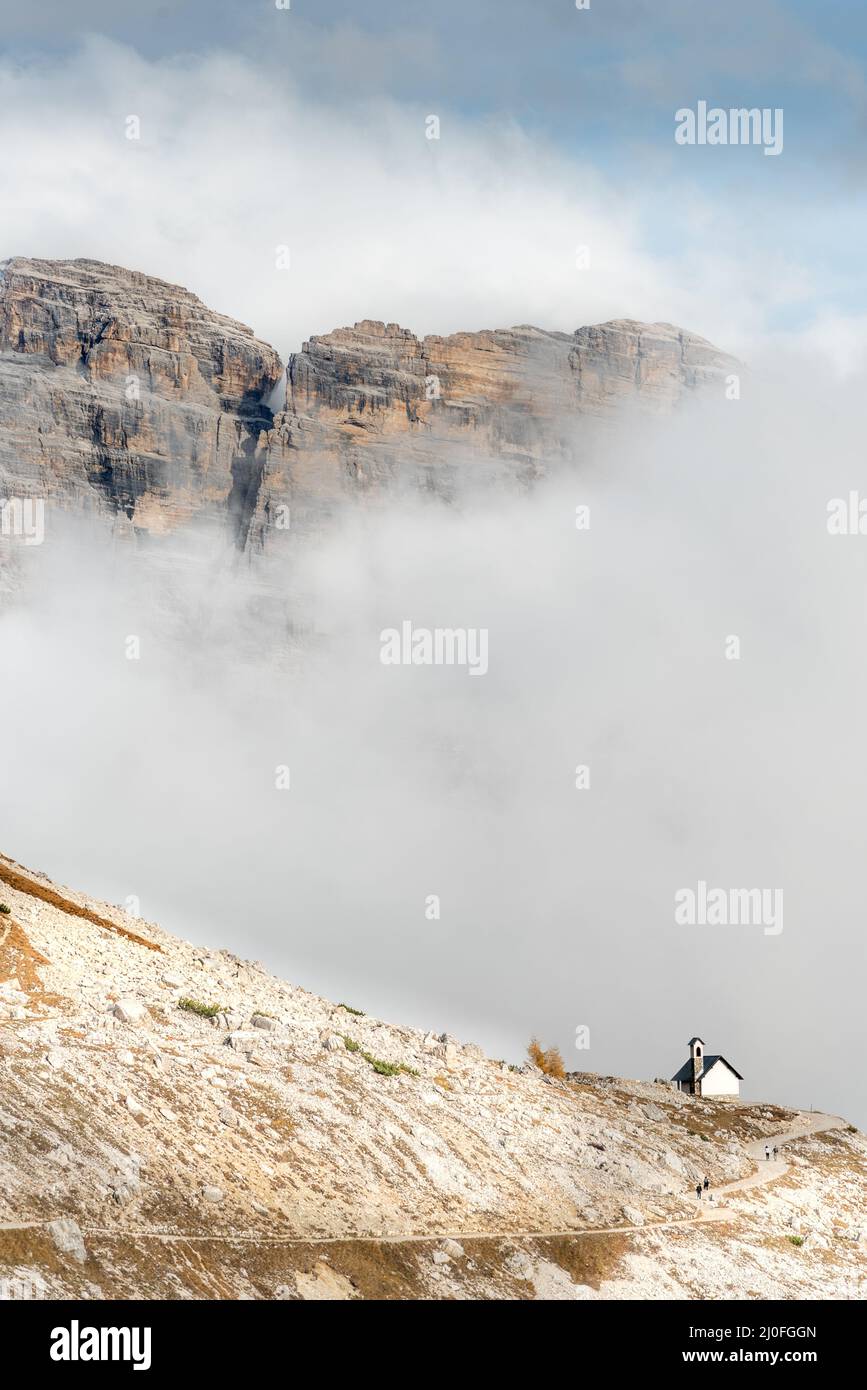 Paesaggio montano con nebbia in autunno. Tre Cime dolomiti Italia. Foto Stock