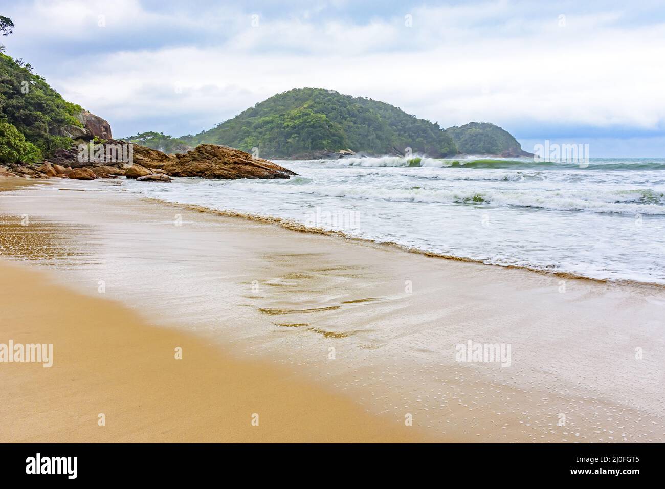 Spiaggia deserta durante le giornate piovose con le nuvole Foto Stock Spiaggia deserta durante le giornate piovose con le nuvole Foto Stock