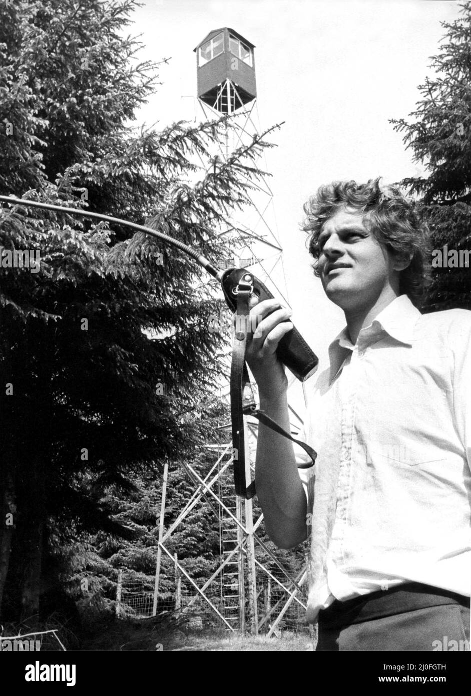 L'ufficiale della Commissione forestale Paul Tabbush mantiene i contatti con le squadre di prevenzione degli incendi nel distretto di Bellingham nel 1978 Foto Stock
