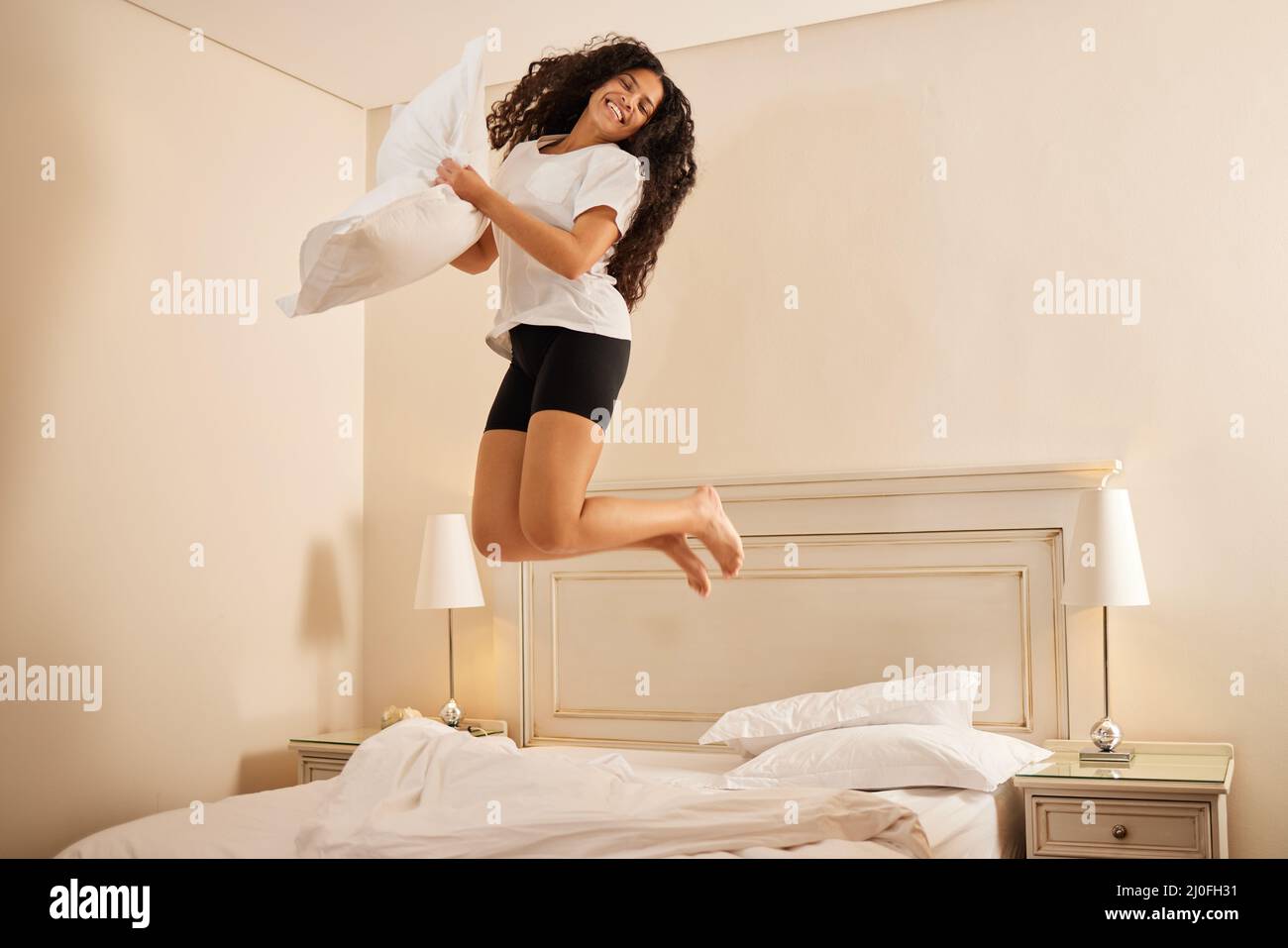 Può dirmi quanto sono felice. Scatto di una giovane donna che salta sul suo  letto a casa Foto stock - Alamy