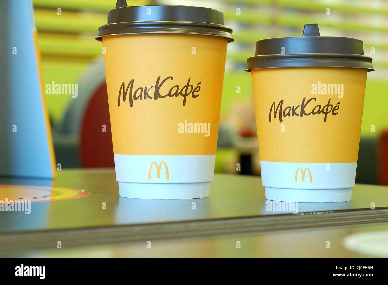 McDonald's due bicchieri di caffè grande e piccolo Foto Stock