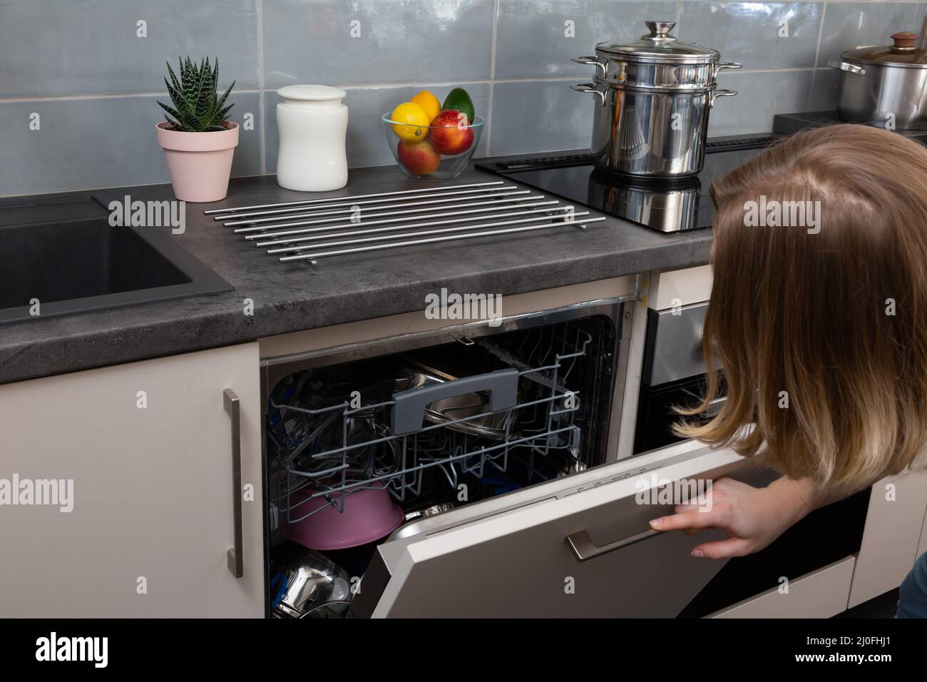 Una lavastoviglie è attrezzatura necessaria che è usata in ogni cucina. Foto Stock