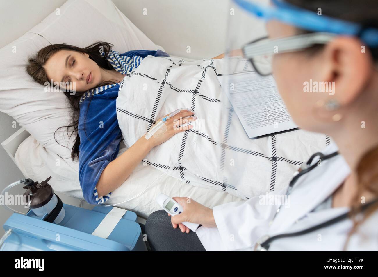 L'infermiere intervista il paziente dopo una malattia infettiva. Indurito di COVID-19. Foto Stock