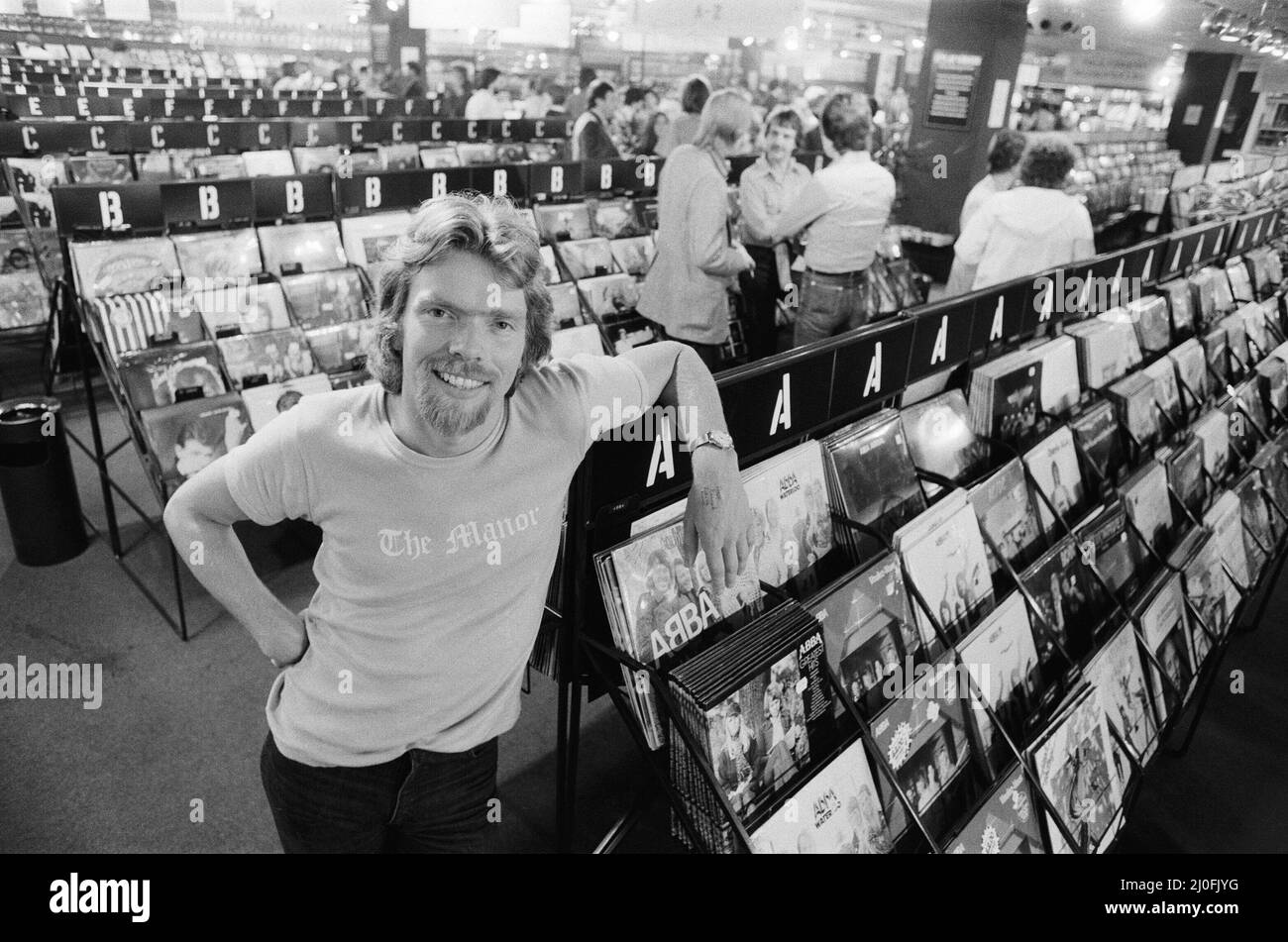 Richard Branson, 28 anni di mastermind dietro la Virgin Music Company. Visto qui nel suo negozio di registrazione Virgin Mega Store. In questo set di 21 immagini , Richard è visto rilassarsi sulla sua casa galleggiante, andando a lavorare, nel suo studio di registrazione The Townhouse in West London, e nel nuovissimo Virgin Mega Store con alcuni dei £3.000.000 dischi e nastri in background. Foto di Bill Rowntree Foto scattata il 4th luglio 1979 Foto Stock