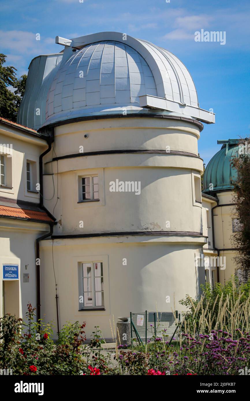 Osservatorio, cupole dell'osservatorio aperte di notte per osservare le stelle. Foto Stock