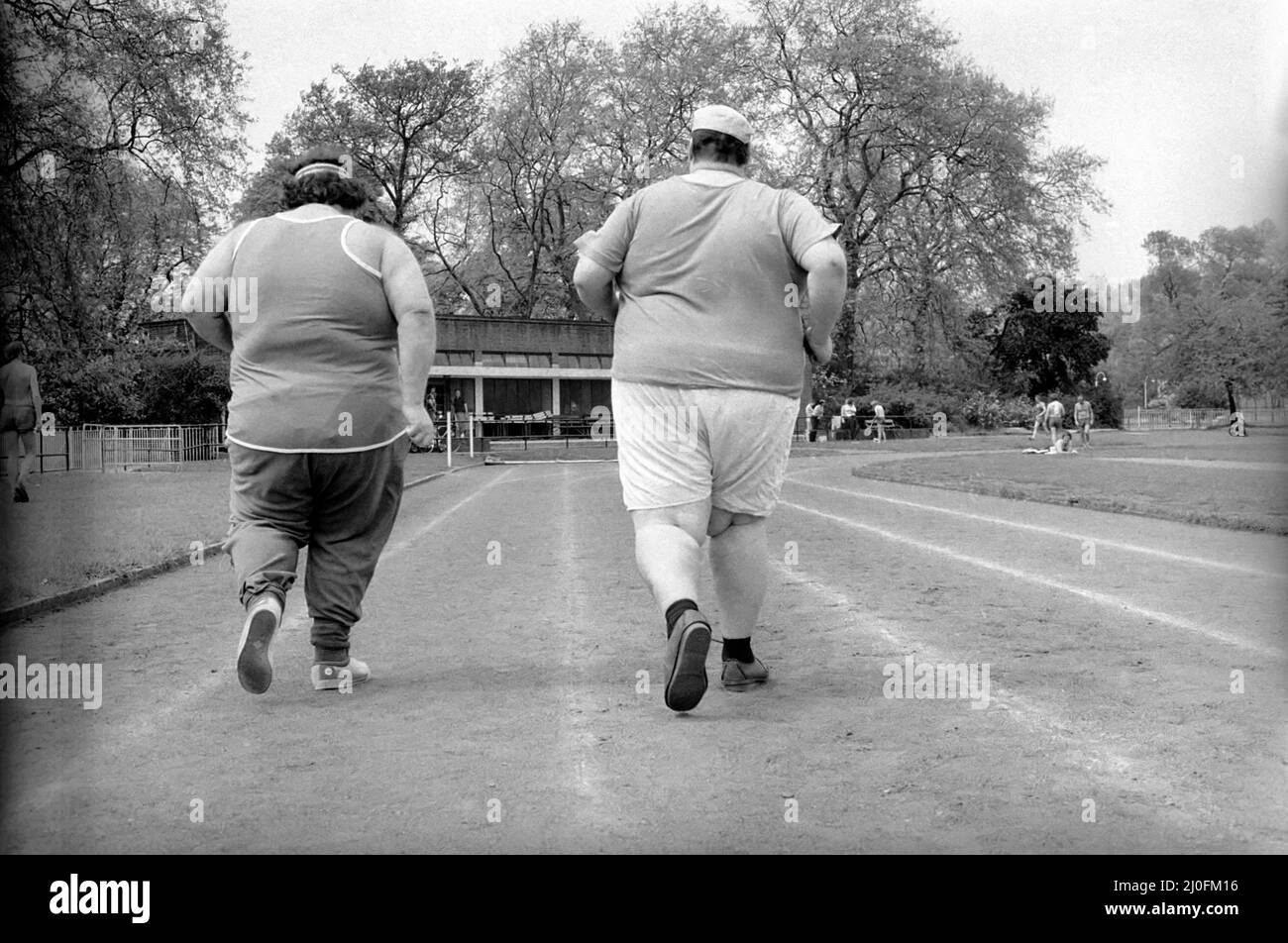 Jogger-nauts: John Robinson scrittore sportivo con Colin Taylor jogging a Battersea Park. Maggio 1979 78-2550-016 Foto Stock