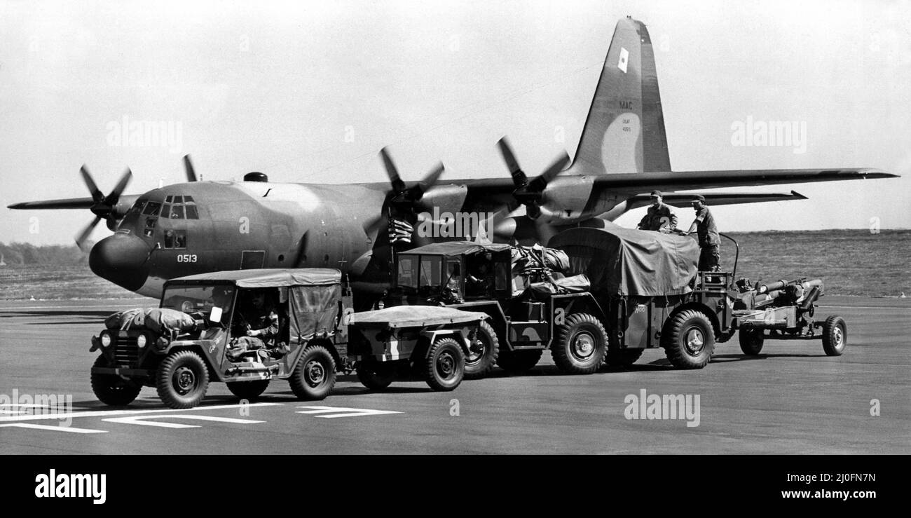Un Lockheed C-130 Hercules arriva all'aeroporto di Newcastle portando artiglieri americani per l'esercizio della NATO ardente terra nel Northumberland. 13th maggio 1980. Foto Stock