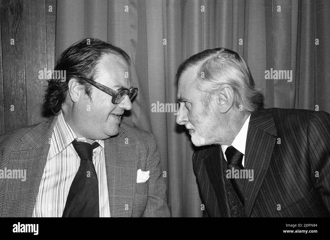 Un confronto verbale tra John Mortimer e Spike Milligan durante la cena a Kettners, Romilly Street, Londra. Giugno 20th 1978 78 3090 Foto Stock