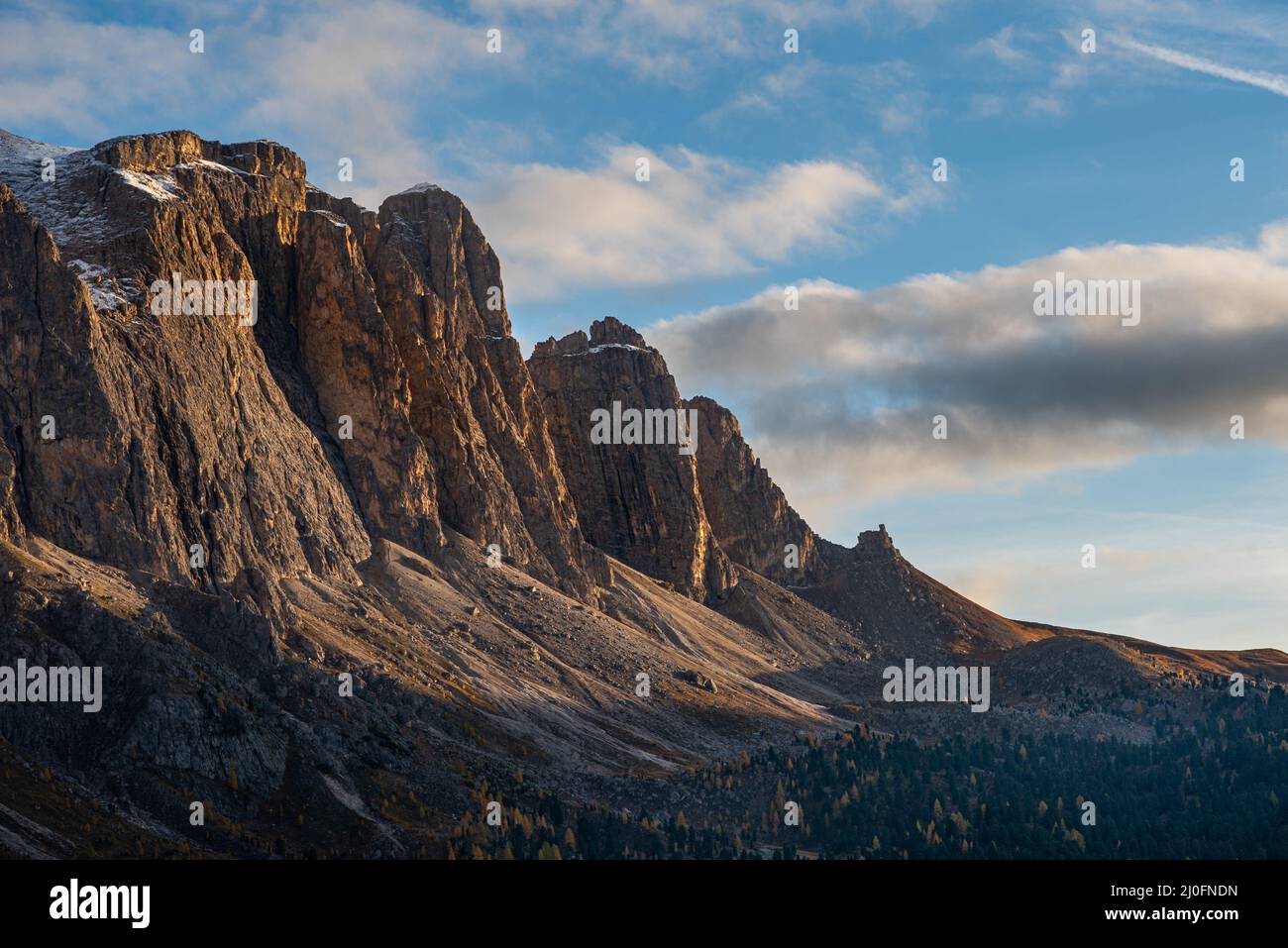 Cime di montagna nelle famose montagne dolomitiche durante l'alba, Alto Adige, Italia Foto Stock