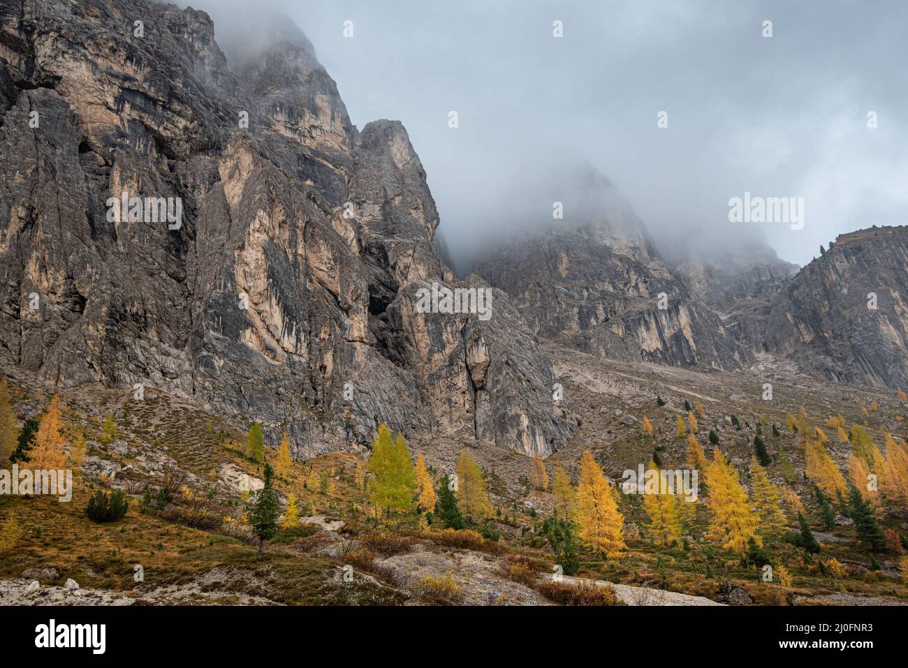 Splendido paesaggio montano delle pittoresche vette delle Dolomiti del Passo Gardena in Italia. Foto Stock