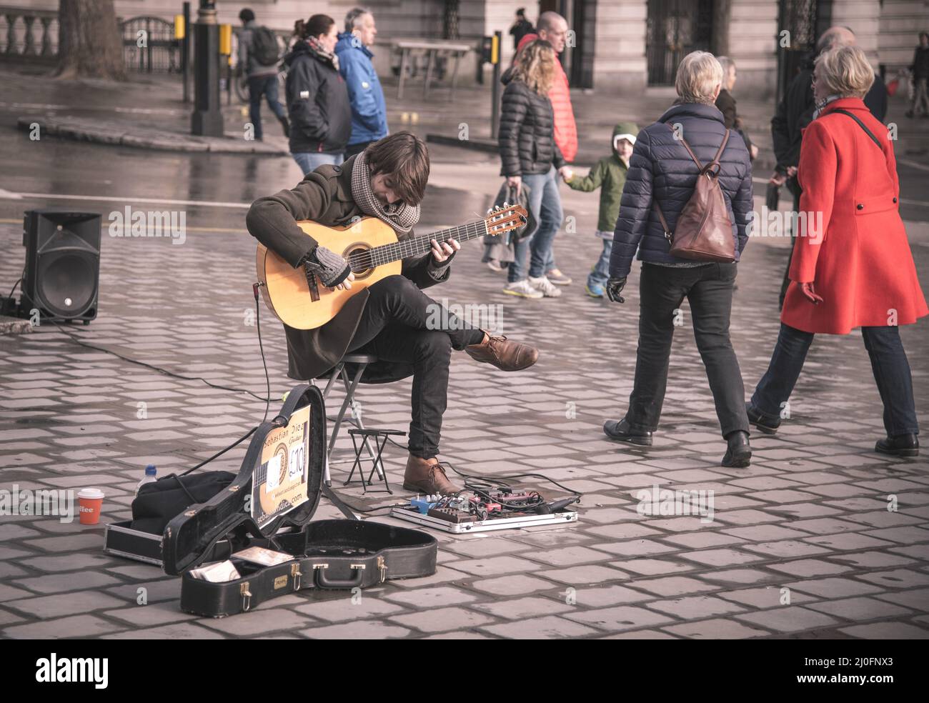 Giovane chitarrista di strada musicista Foto Stock