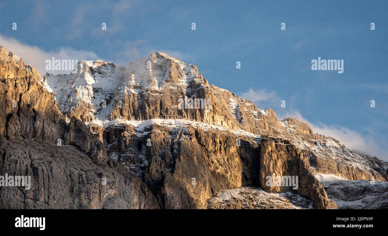 Paesaggio montano con picco roccioso coperto di nuvole e neve. Foto Stock