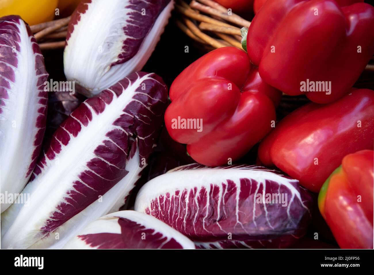 La lattuga fresca rossa lascia le verdure e i peperoni dolci rossi Foto Stock