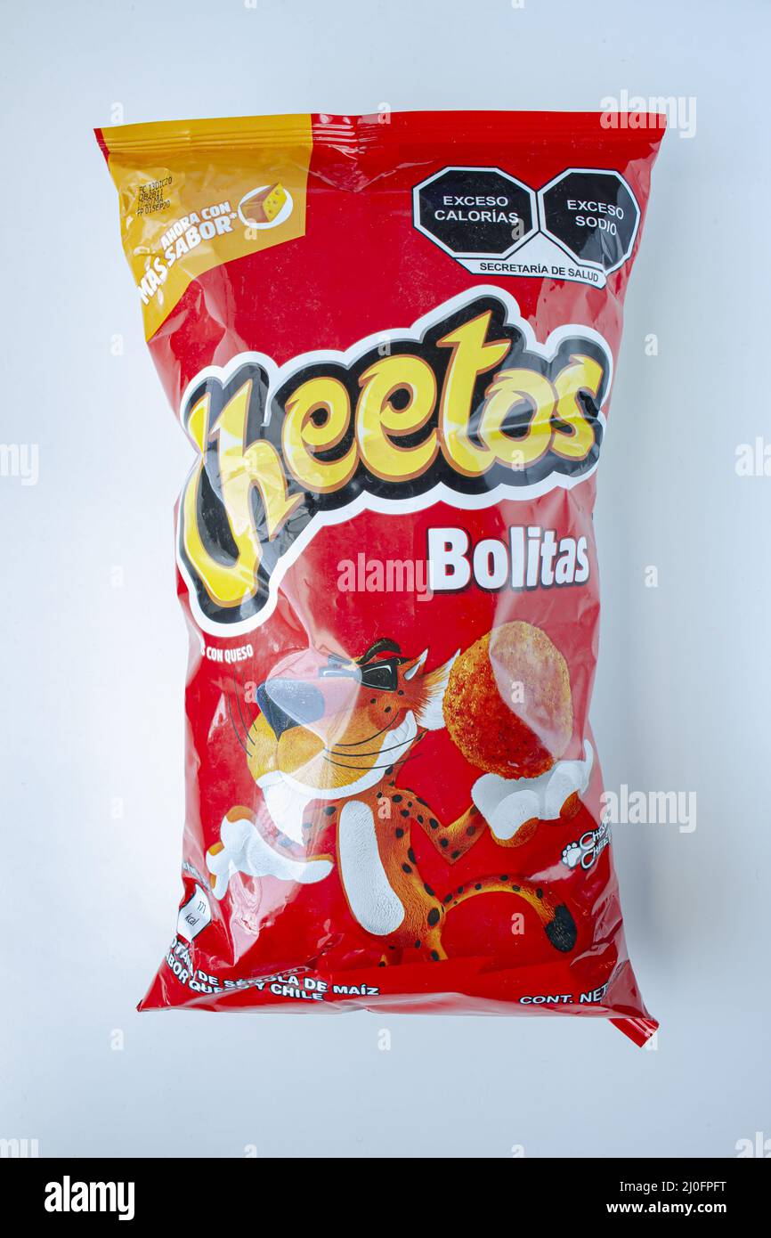Calgary, Alberta. Canada. Nov 11 2020. Un sacchetto di Cheetos con alto sodio e calorie di avvertimento. Foto Stock