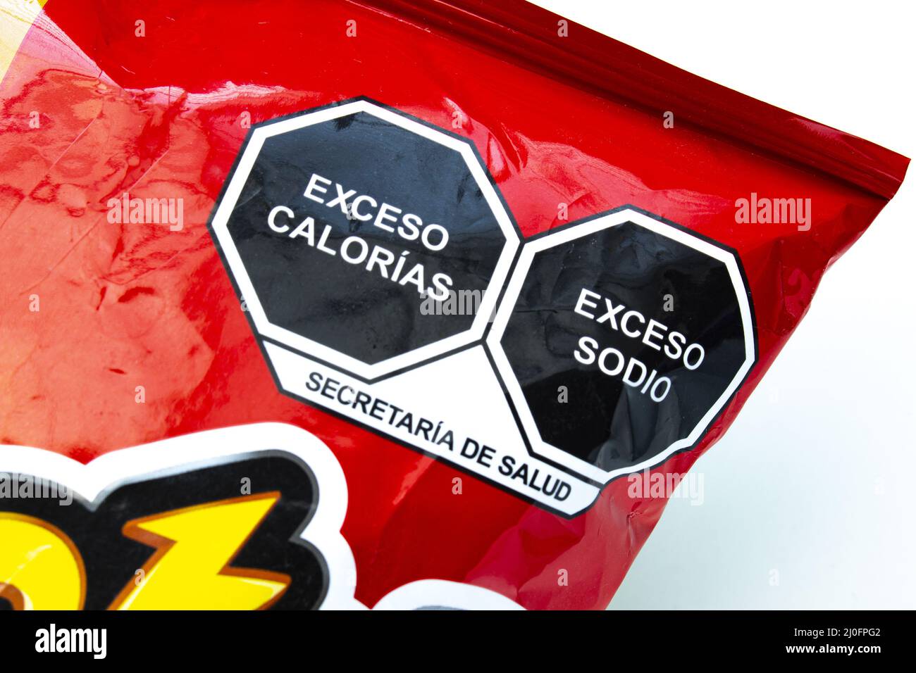 Calgary, Alberta. Canada. Nov 11 2020. Primo piano con un'avvertenza di alto livello di sodio e calorie. Foto Stock