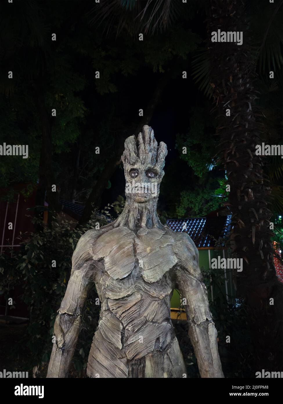 Russia, Sochi 24.10.2020. Una statua di una creatura Treelike groot con gli occhi umani si trova in un parco di divertimenti Foto Stock