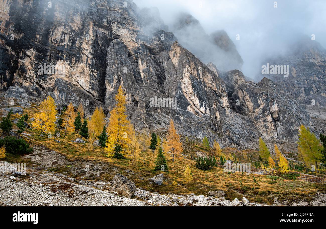 Paesaggio montano delle pittoresche vette delle Dolomiti nel Passo Gardena in Alto Adige Foto Stock