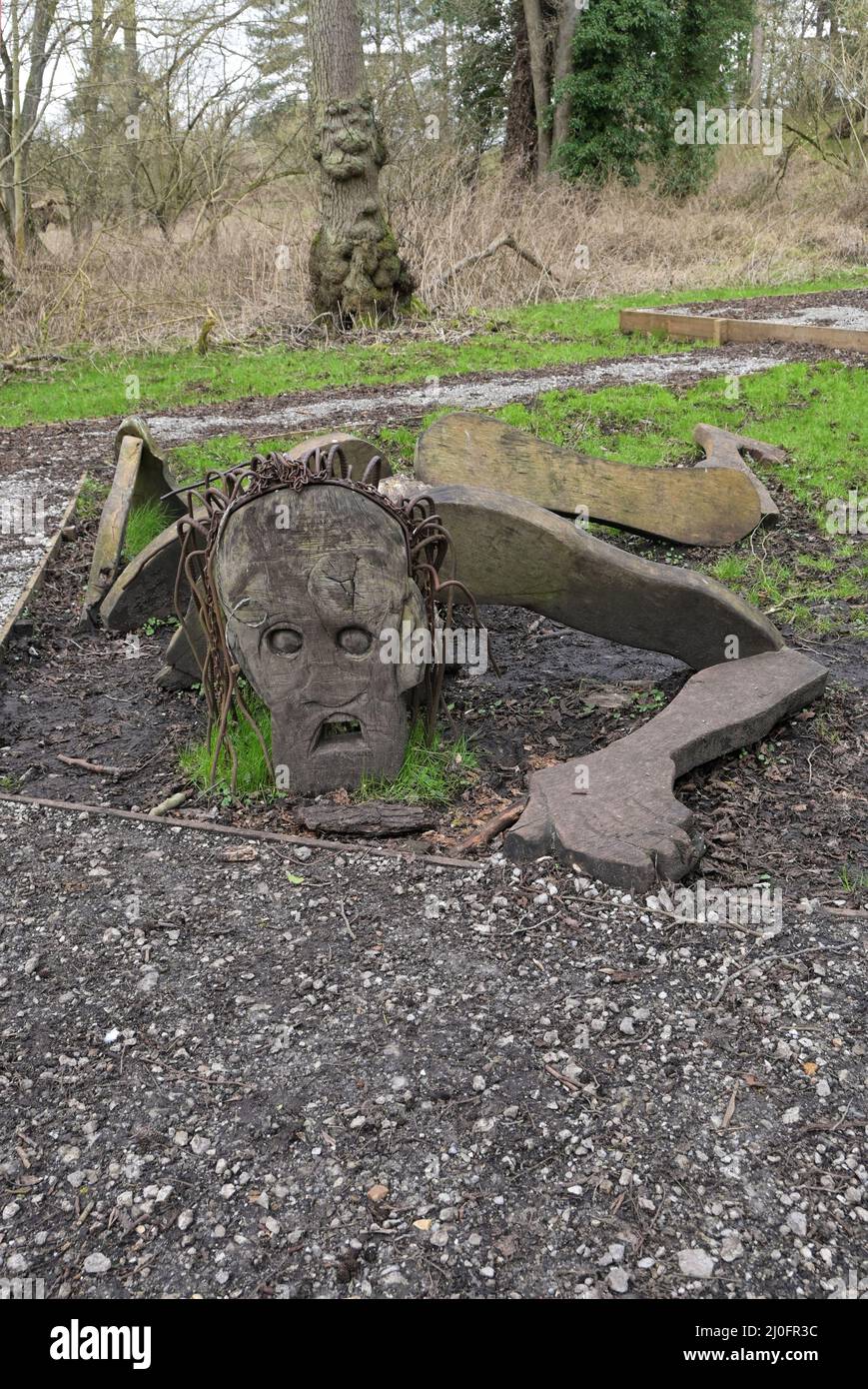 figura in legno, boewulf e sentiero grandel, parco di campagna west stow, suffolk, inghilterra Foto Stock