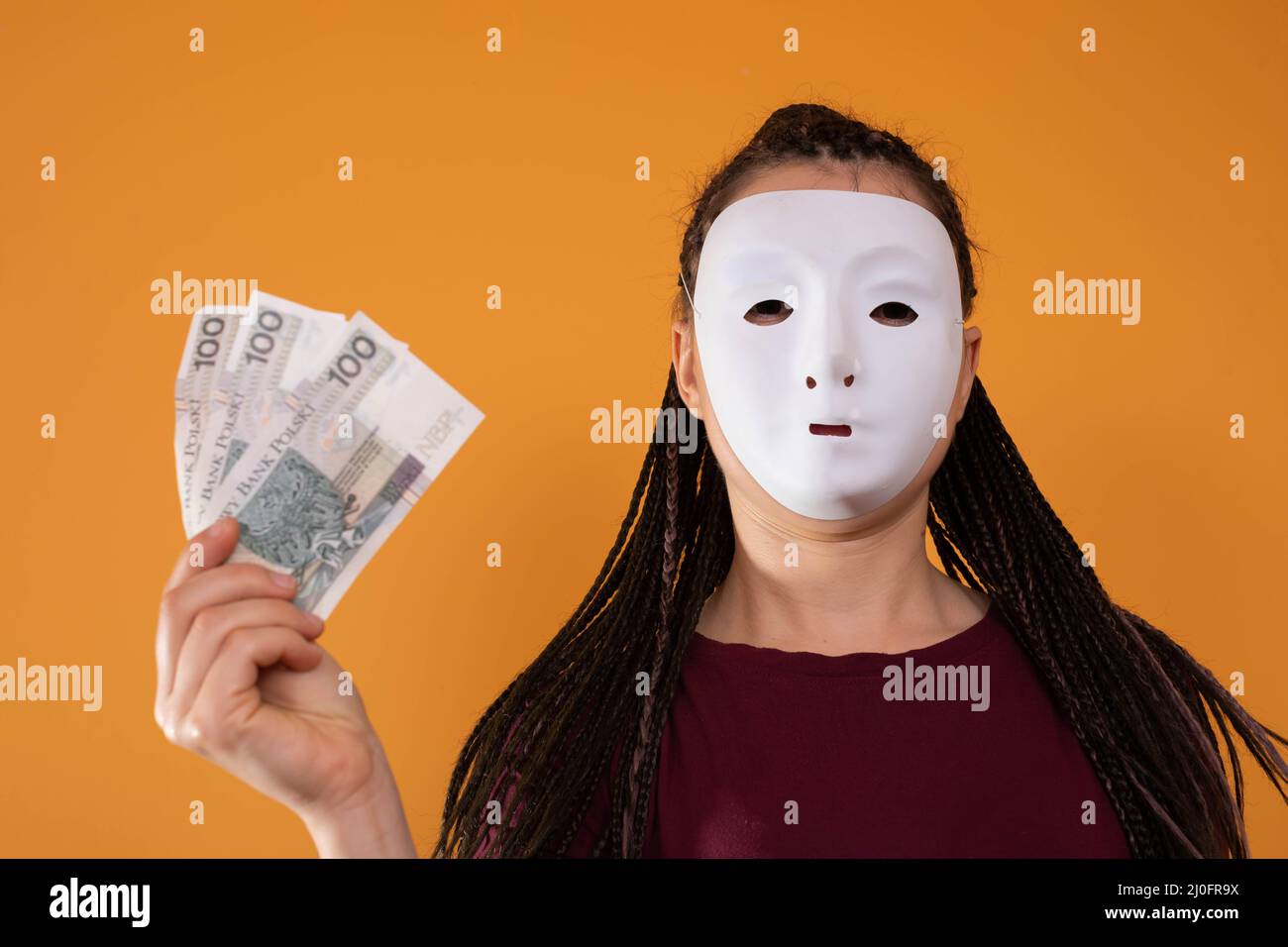 Una donna anonima si alza e tira la mano con banconote di carta con il valore facciale di cento zlotys polacchi. Nessuna faccia b Foto Stock