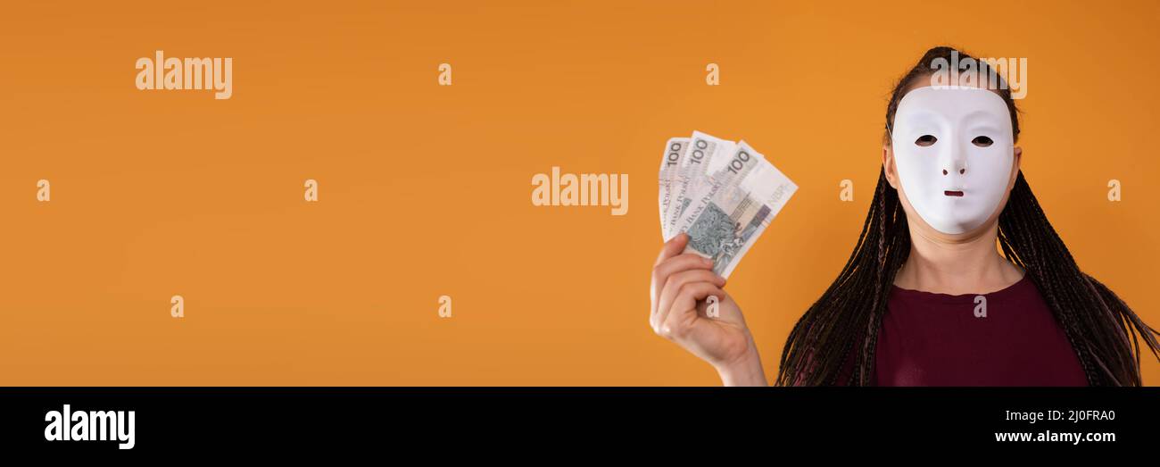 In una cornice panoramica, una donna anonima si alza e si tira in mano con banconote di carta di cento zlotys polacchi. Nessuna faccia Foto Stock
