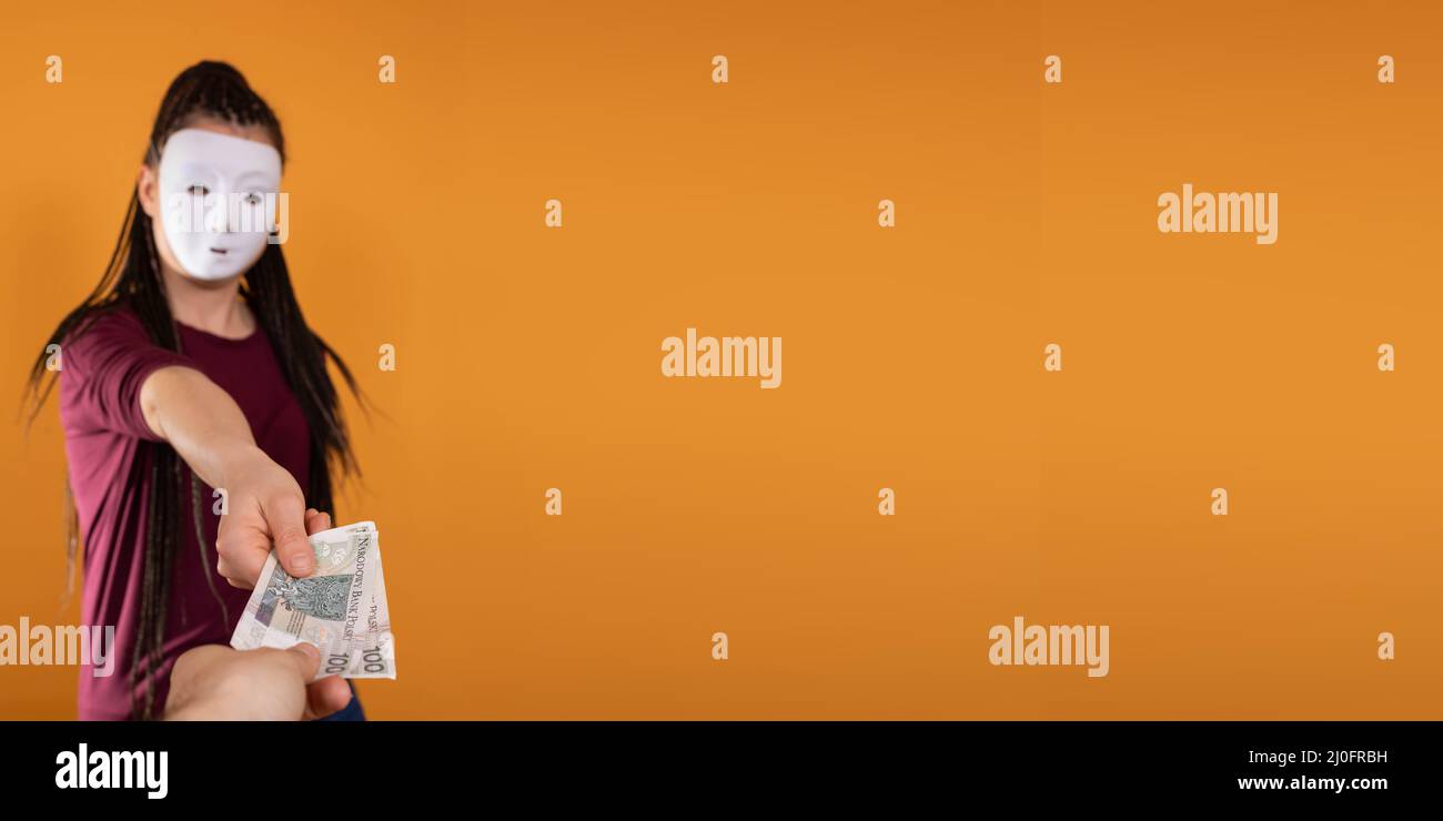 In una cornice panoramica, una donna anonima si alza e si tira in mano con banconote di carta di cento zlotys polacchi. Nessuna faccia Foto Stock