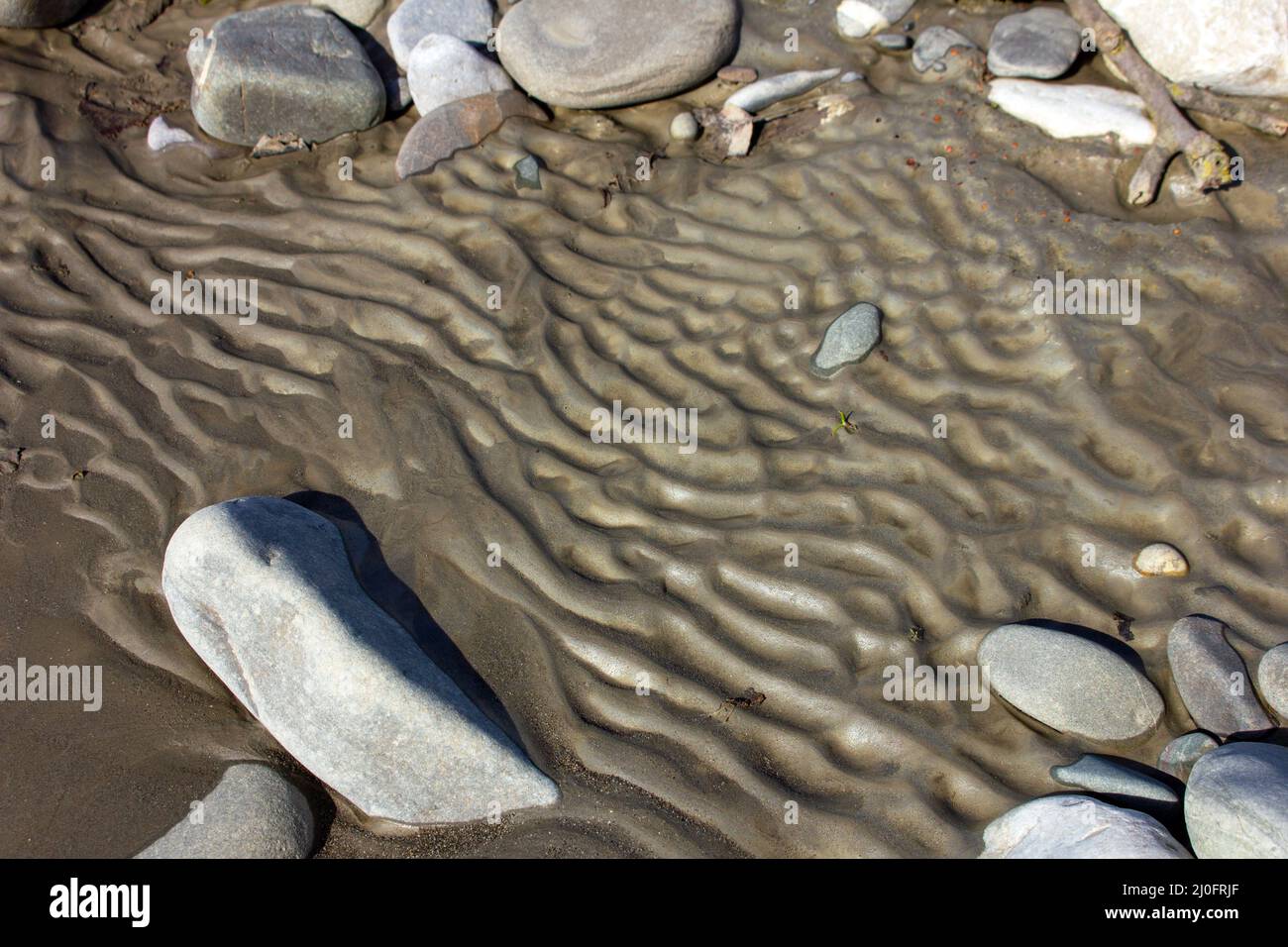 Piccole onde lucenti vicino al mare. Foto Stock