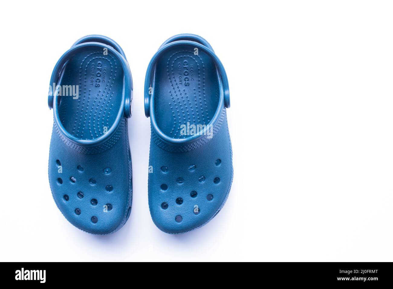 Calgary, Alberta, Canada. 19 novembre 2020. Calzature Blue Crocs, scarpe con chiodi di garofano in schiuma su sfondo bianco. Foto Stock
