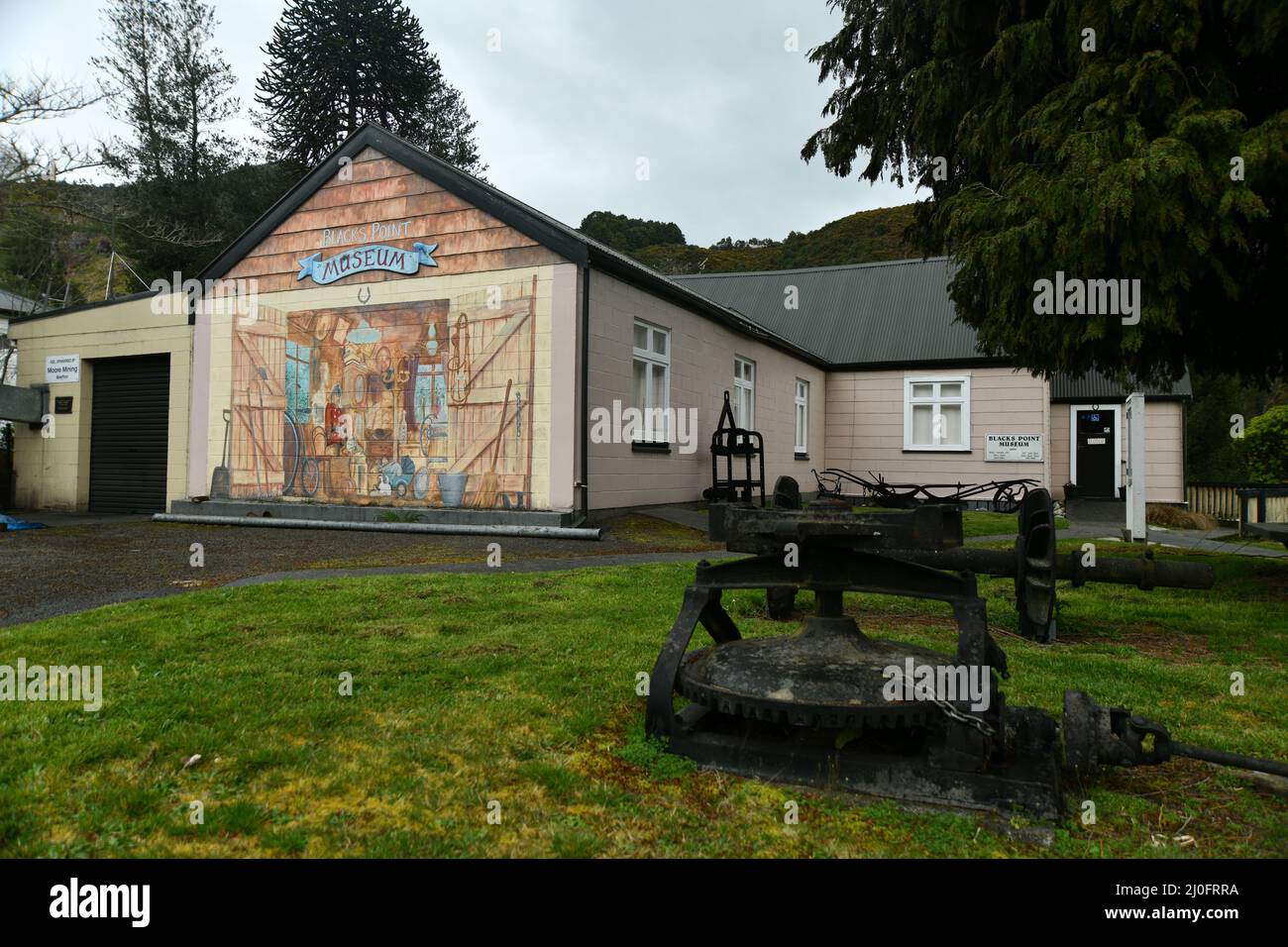 REEFTON, NUOVA ZELANDA, 6 SETTEMBRE 2021: Un edificio storico che ospita ora il Museo di Blacks Point a Blacks Point vicino a Reefton, Nuova Zelanda, settembre Foto Stock