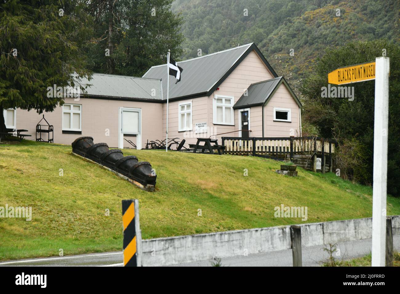 REEFTON, NUOVA ZELANDA, 6 SETTEMBRE 2021: Un edificio storico che ospita ora il Museo di Blacks Point a Blacks Point vicino a Reefton, Nuova Zelanda, settembre Foto Stock