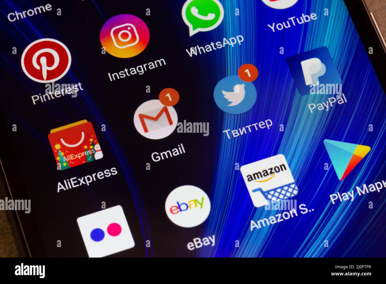 WhatsApp, YouTube, instagram, Facebook, Skype e altre icone delle app sullo schermo dello smartphone Xiaomi Foto Stock