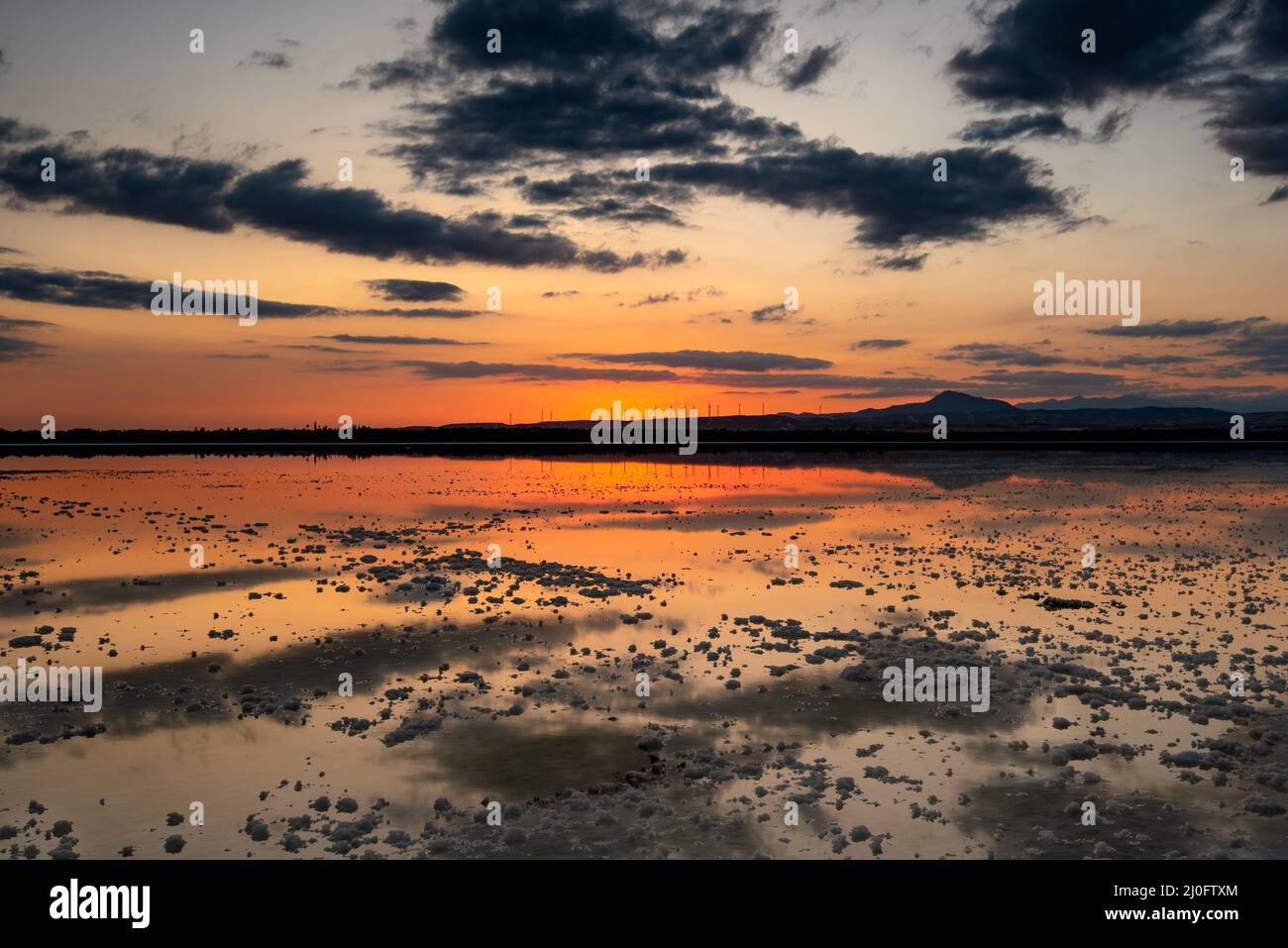 Tramonto colorato cielo crepuscolo in un lago Foto Stock