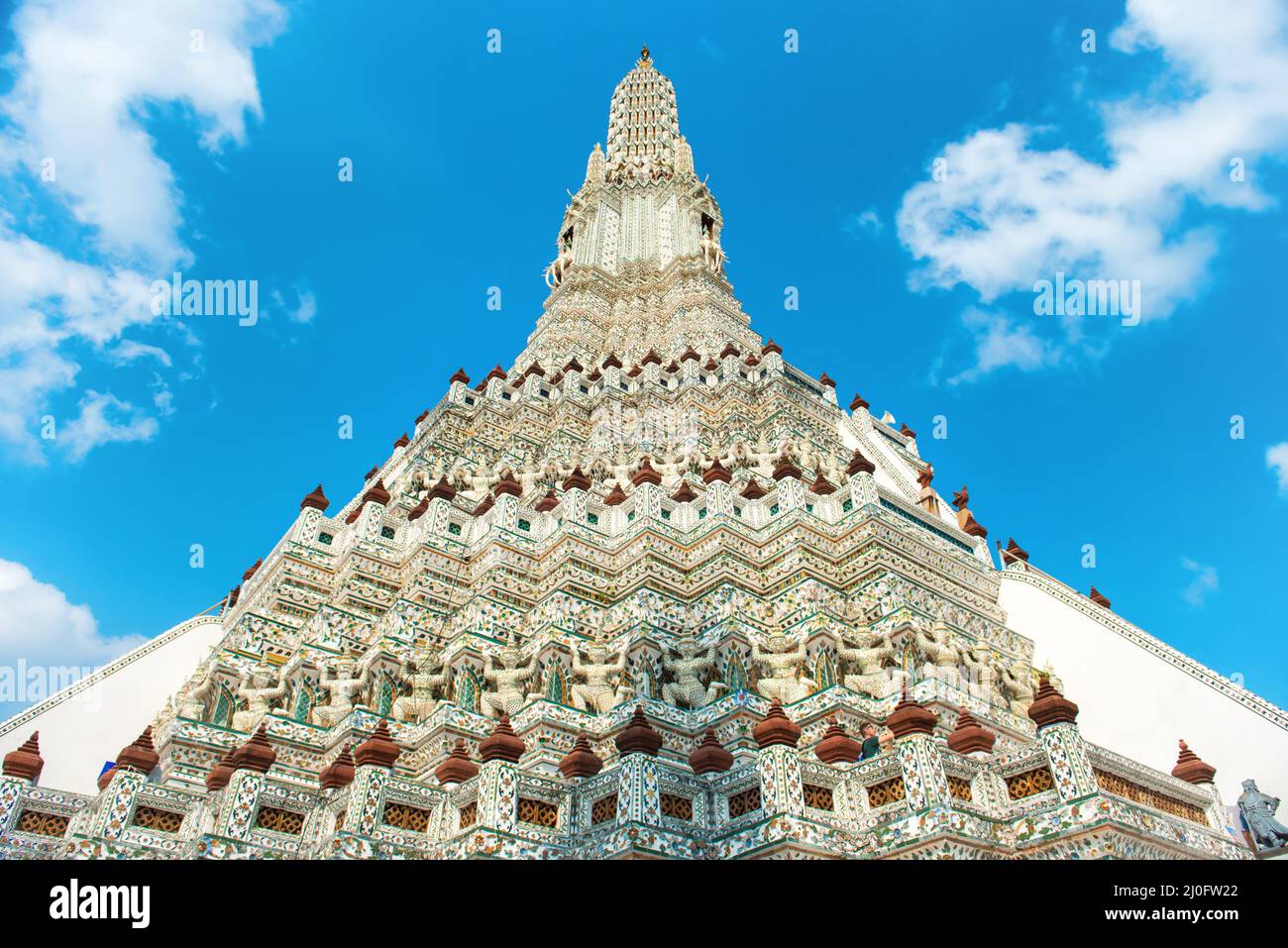 Wat Arun prang e sculture Foto Stock