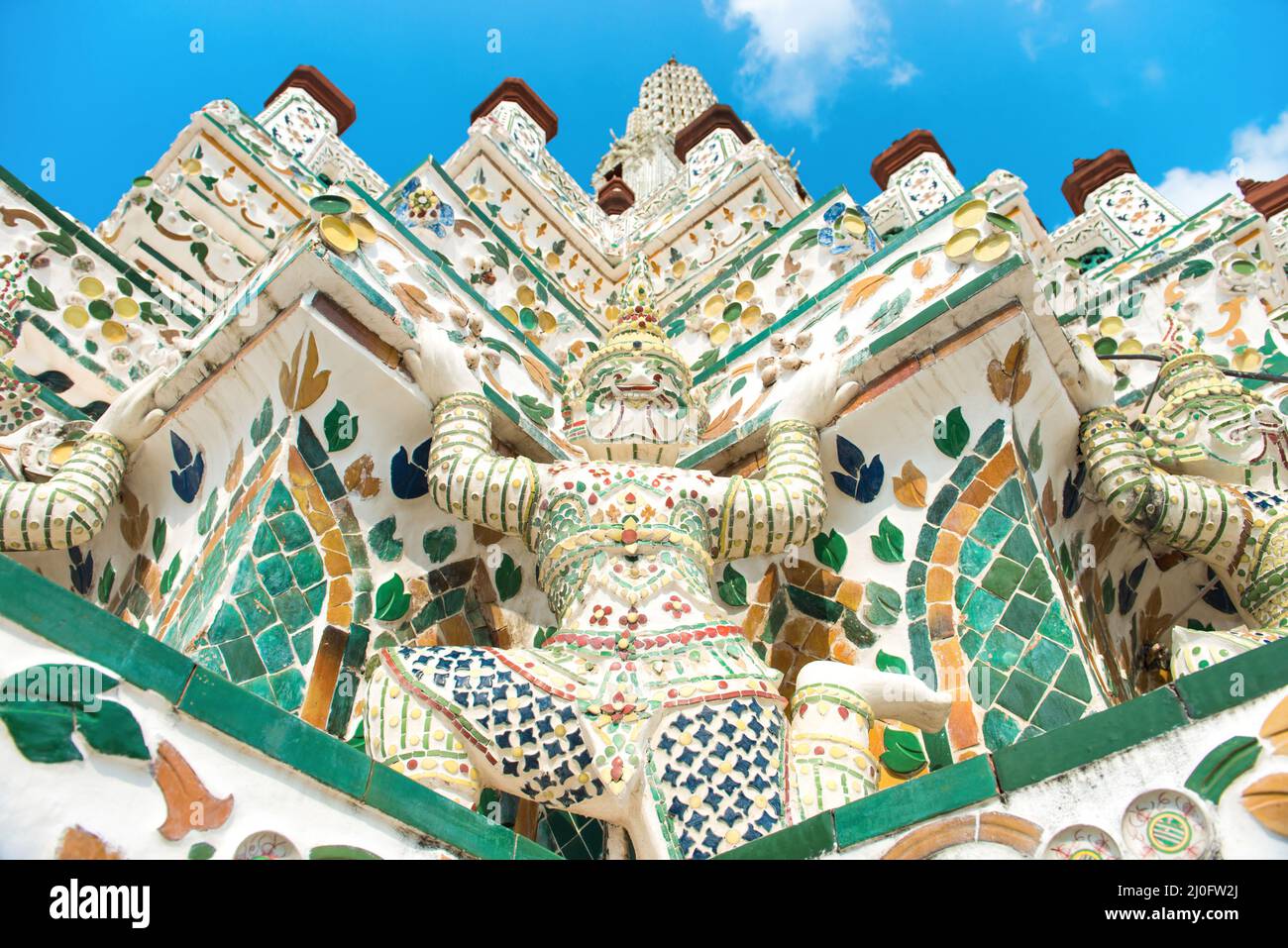Elementi decorativi sulla facciata di Wat Arun Foto Stock