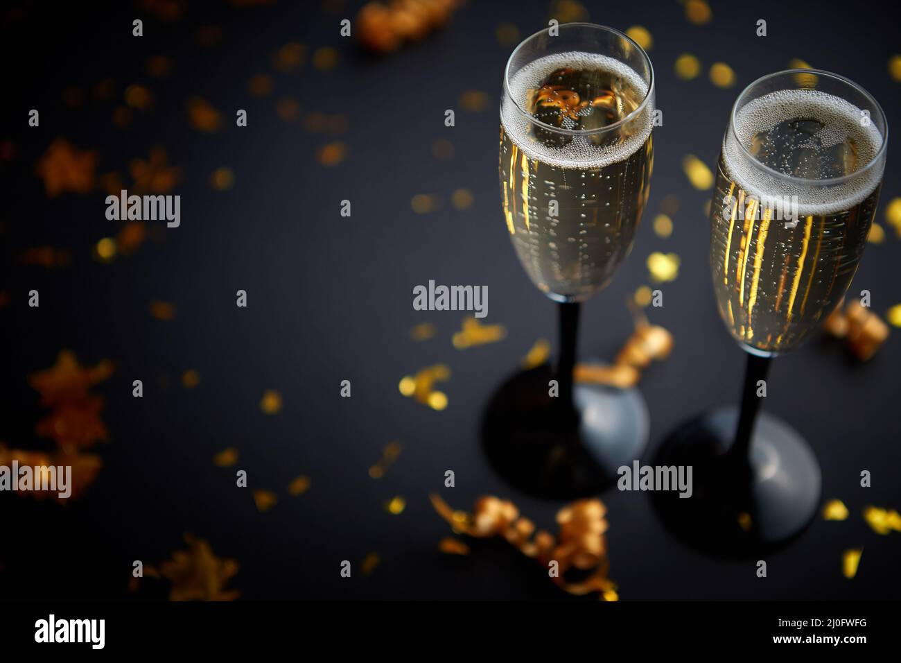 Due calici di champagne vino con decorazioni dorate Foto Stock