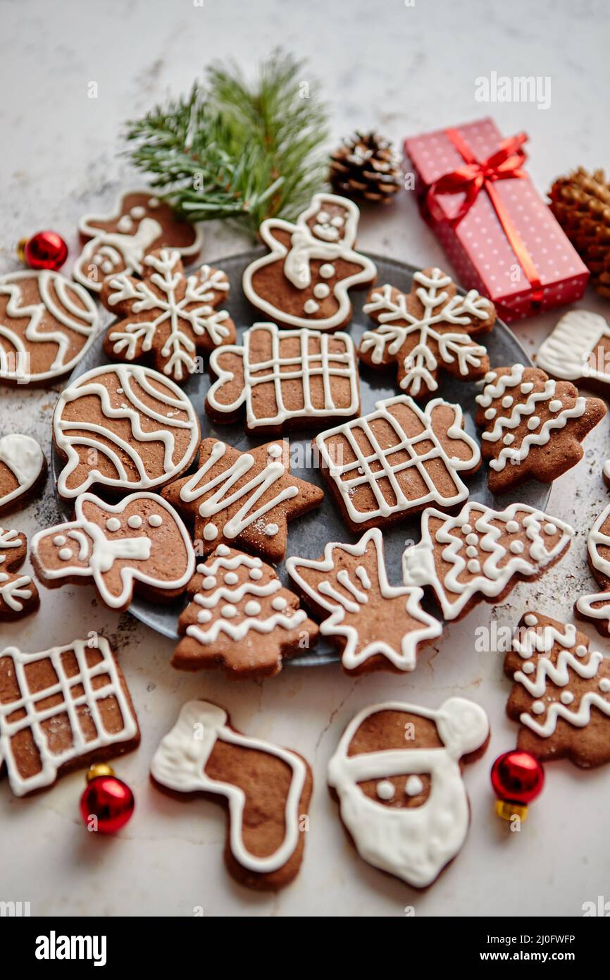 Forme diverse di Natale panpepato biscotti assortiti in cerchio Foto Stock