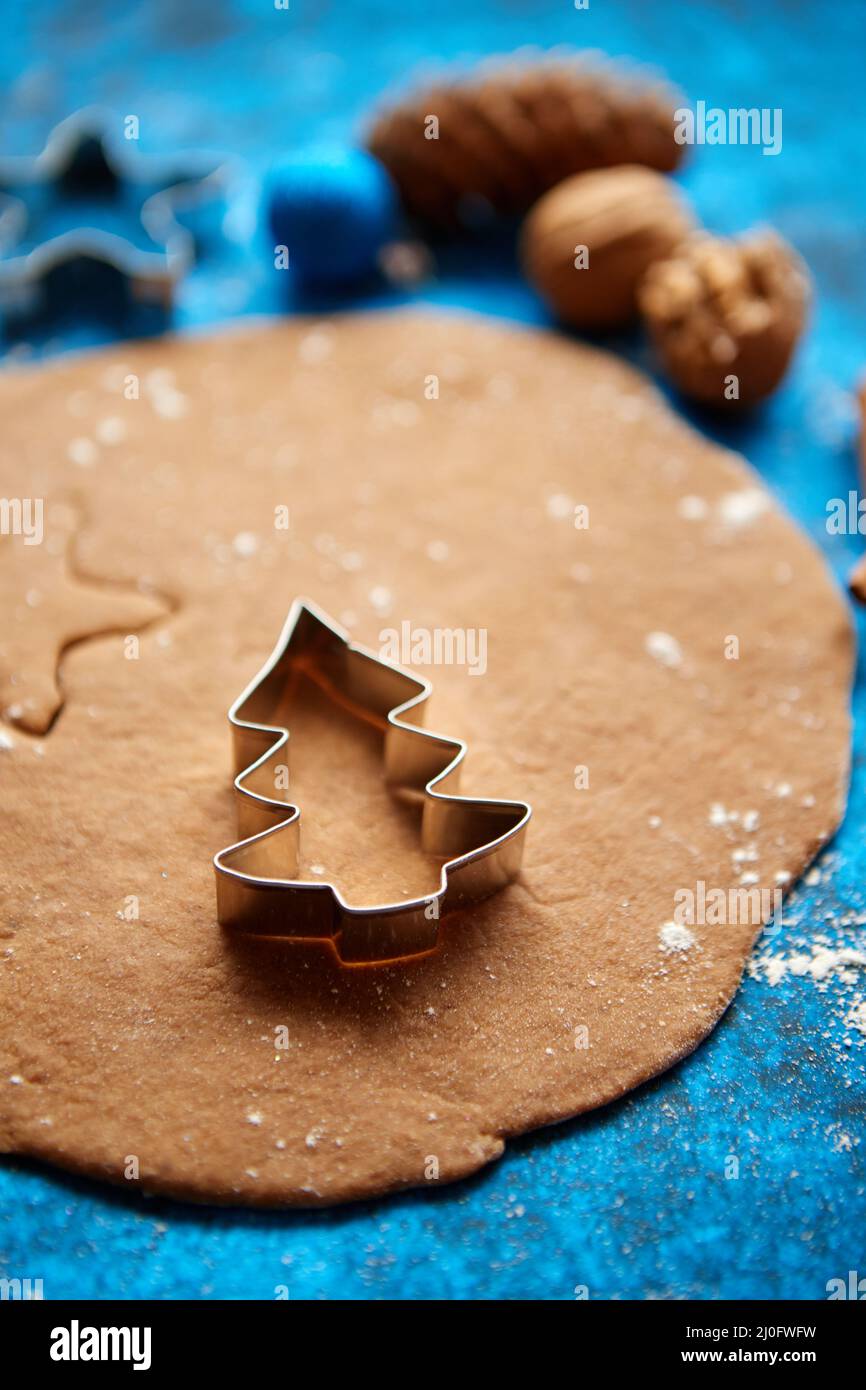 Natale il concetto di cottura. Gingerbread pasta con diverse forme di taglio Foto Stock