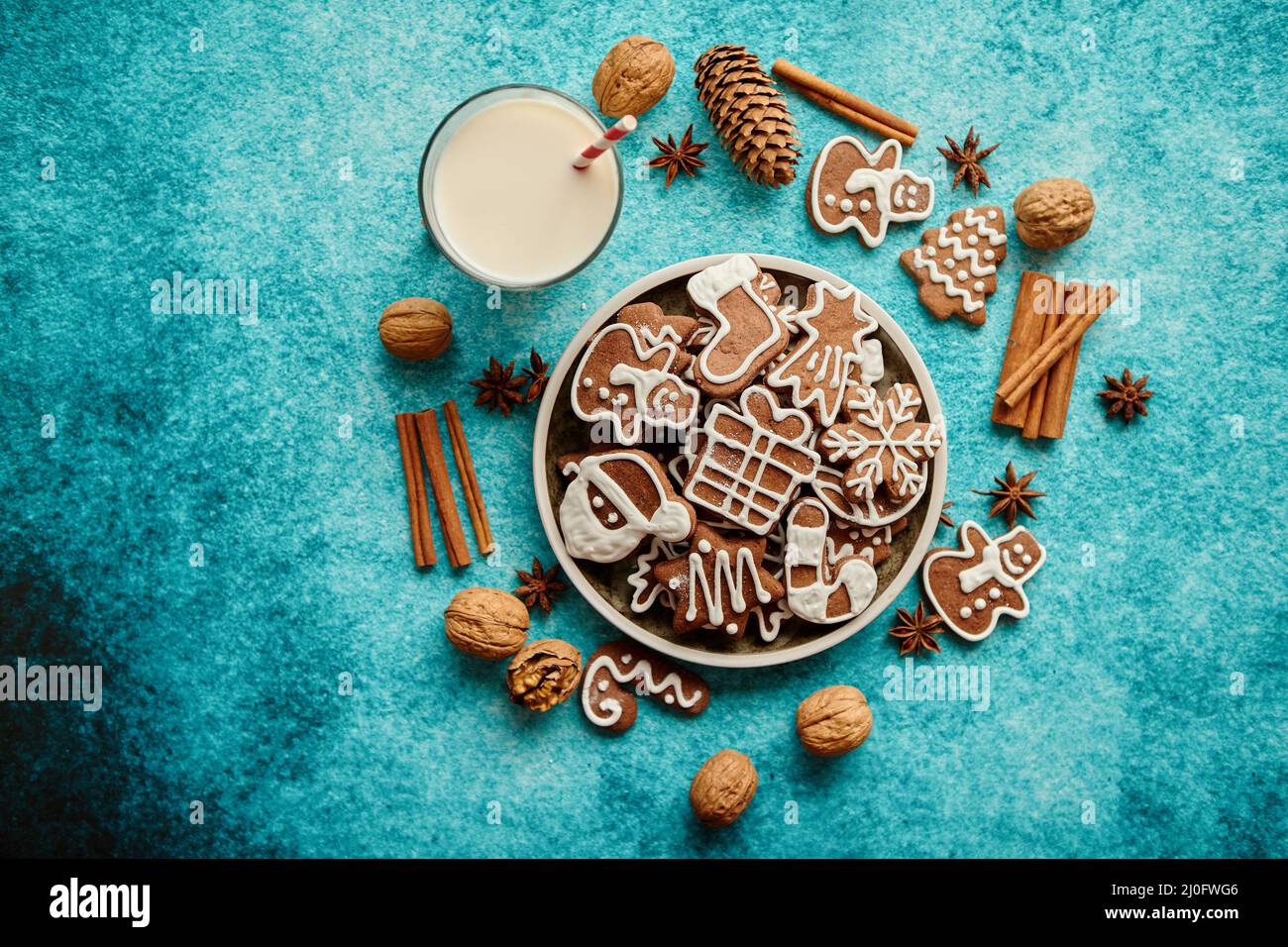 Dolce Natale composizione. Assortimento di gingerbread cookie su una piastra Foto Stock