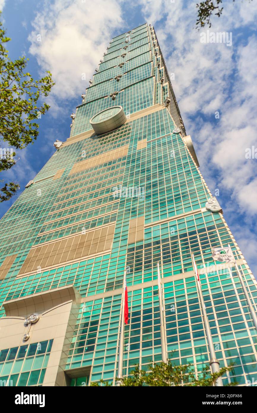 Taipei, Taiwan - 22 Novembre 2015: Taipei 101 tower, vista dalla parte anteriore della torre. Foto Stock