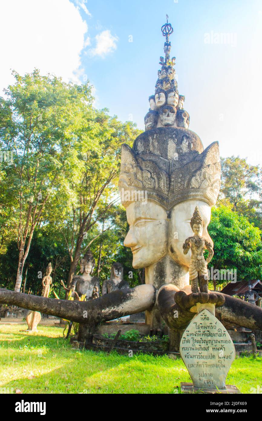 4 volti di Brahma alla Sala Keoku, il parco di gigantesche e fantastiche sculture in cemento ispirate al Buddismo e all'Induismo. Si trova Foto Stock