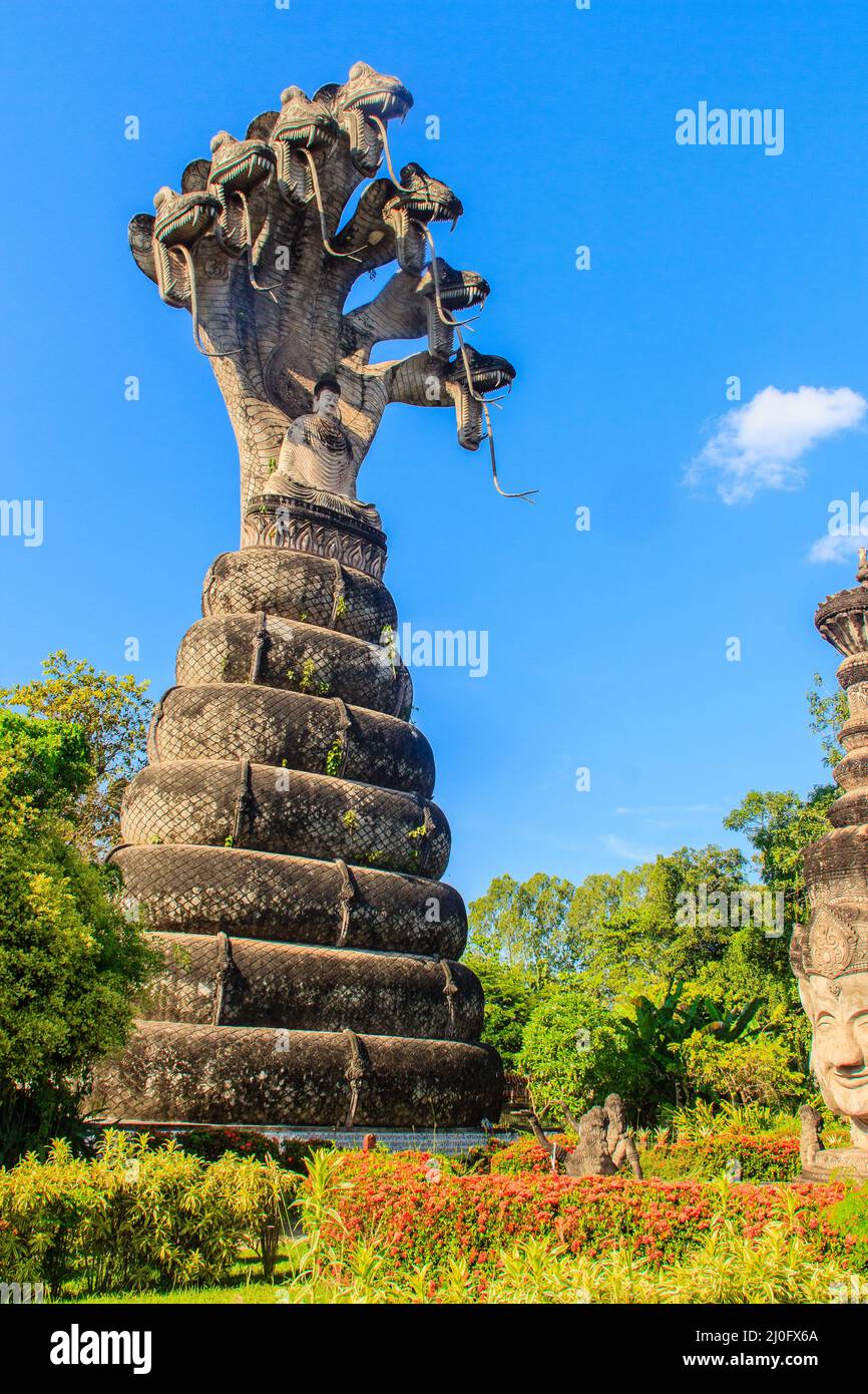 Una delle posizioni del Buddha a Sala Keoku, il parco di gigantesche e fantastiche sculture in cemento ispirate al Buddismo e all'Induismo. IT Foto Stock