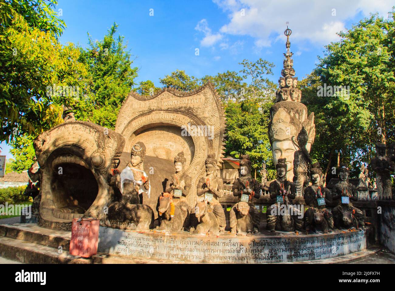 Destiny of life grotta: Nascita, invecchiamento, malattia e morte a Sala Keoku, il parco di gigantesche e fantastiche sculture in cemento ispirato b Foto Stock