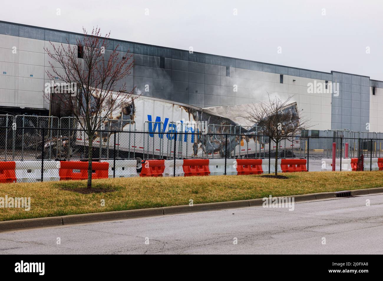 Plainfield, Stati Uniti. 18th Mar 2022. I semirimorchi sono bruciati dopo un incendio che distrusse il centro di adempimento Walmart a Plainfield, Ind. Il fuoco nell'edificio di 1,2 milioni di piedi quadrati è iniziato mercoledì intorno a mezzogiorno e non è stato contenuto fino a venerdì. Il Bureau of Alcohol, Tobacco, armi da fuoco ed esplosivi (ATF) indagherà la causa del fuoco. Nessuno è stato ferito nella macchia. Credit: SOPA Images Limited/Alamy Live News Foto Stock