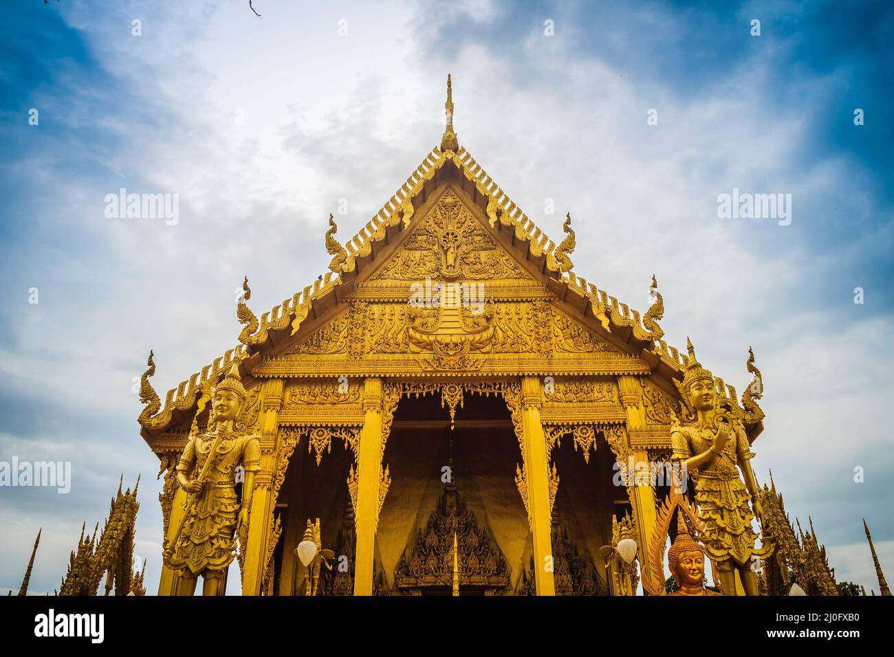 Bella e sorprendente Golden tempio buddista di Wat Paknam Jolo , Bangkla , Chachoengsao , della Thailandia Foto Stock
