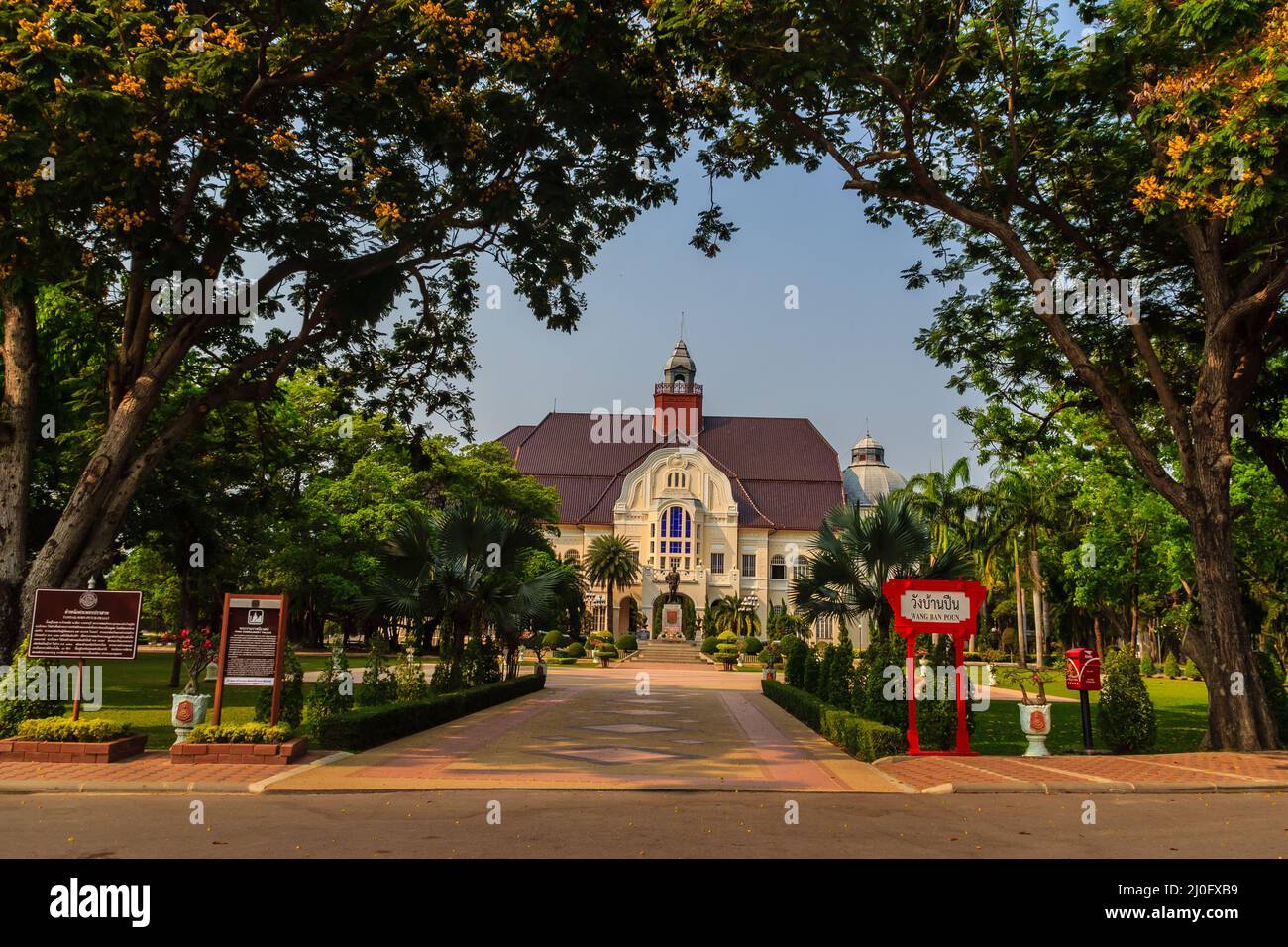 Phetchaburi, Thailandia - 19 marzo 2015: Bellissimo paesaggio e architettura del Palazzo di Phra Rampatchaniwet (Wang Ban Peun), forma Foto Stock