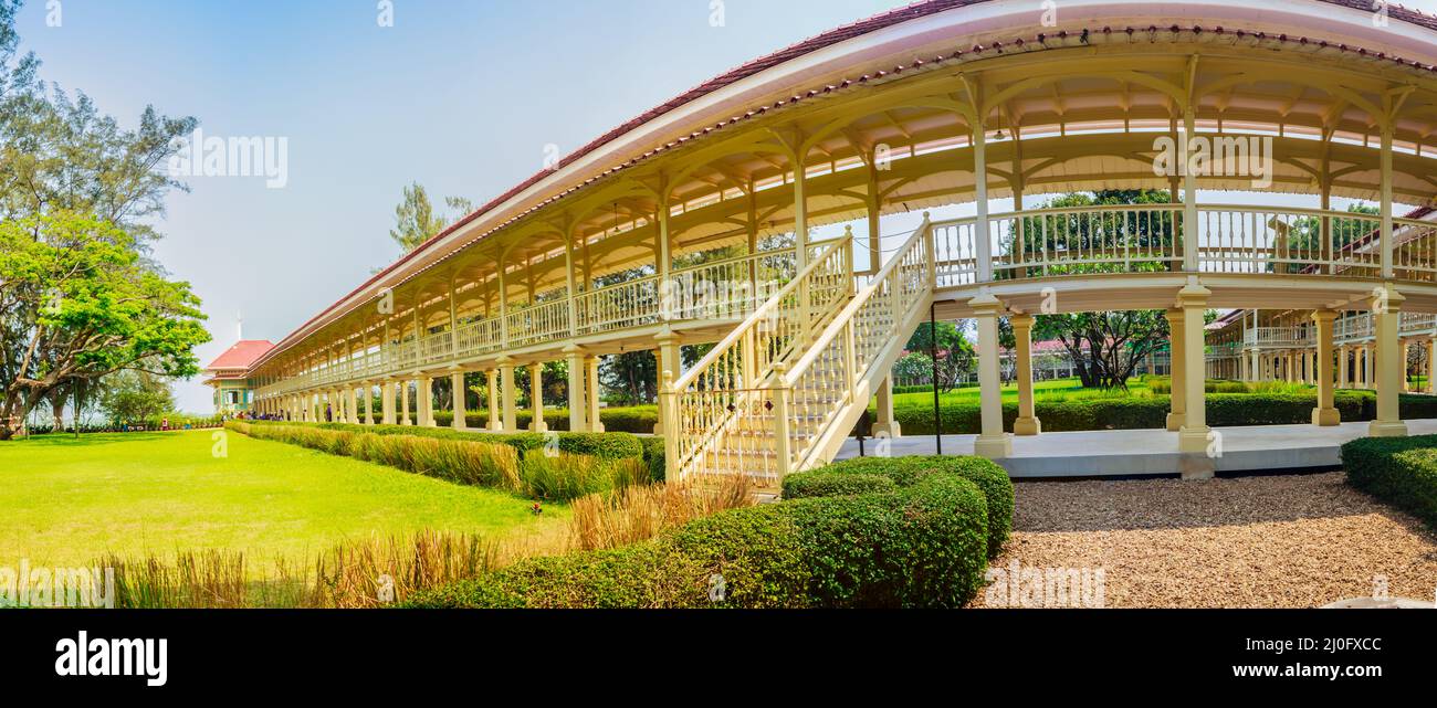 Bella architettura af Mrigadayavan Palace, un ex residenza reale e attrazione turistica a Cha Am, provincia di Phetchaburi, Foto Stock