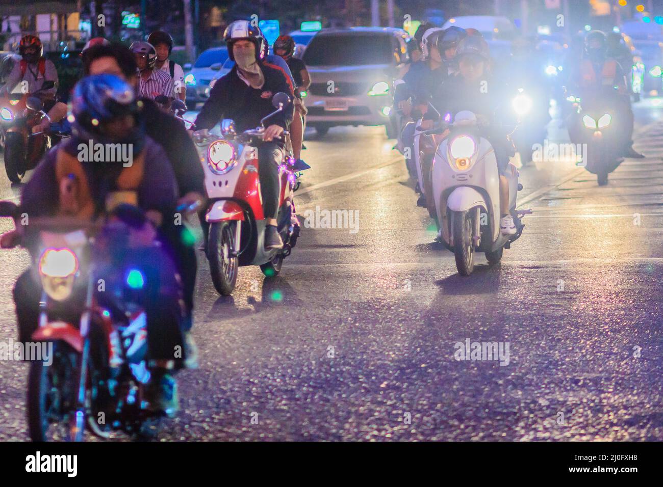 Bangkok, Thailandia - 30 gennaio 2017: Molte motociclette su Sathorn Road a Bangkok, vicino alla stazione BTS di Chong Nonsi, in serata ti Foto Stock