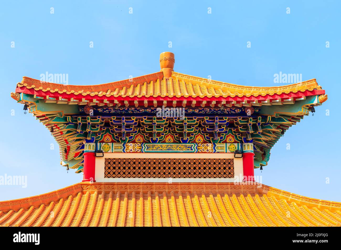 Bellissimo tempio cinese dettaglio tetto con colorato lavoro architettonico a Wat Leng nei Yi 2, Nonthaburi, Thailandia. Foto Stock