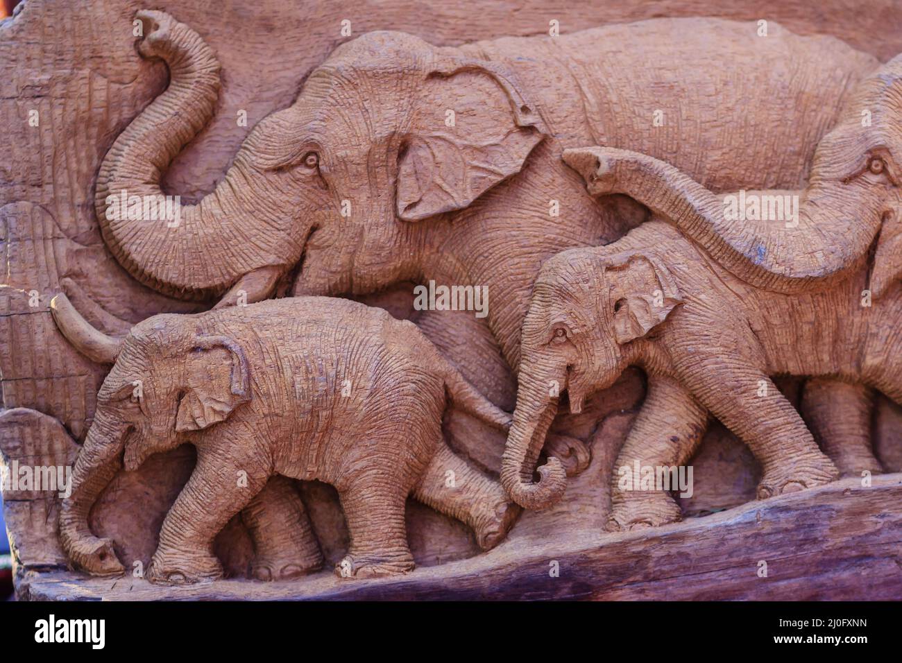 Bella scultura in legno della famiglia degli elefanti. Antiquariato Arte Mobili fatti a mano che intagliano la Famiglia Elephant nel legno. Elefante w Foto Stock