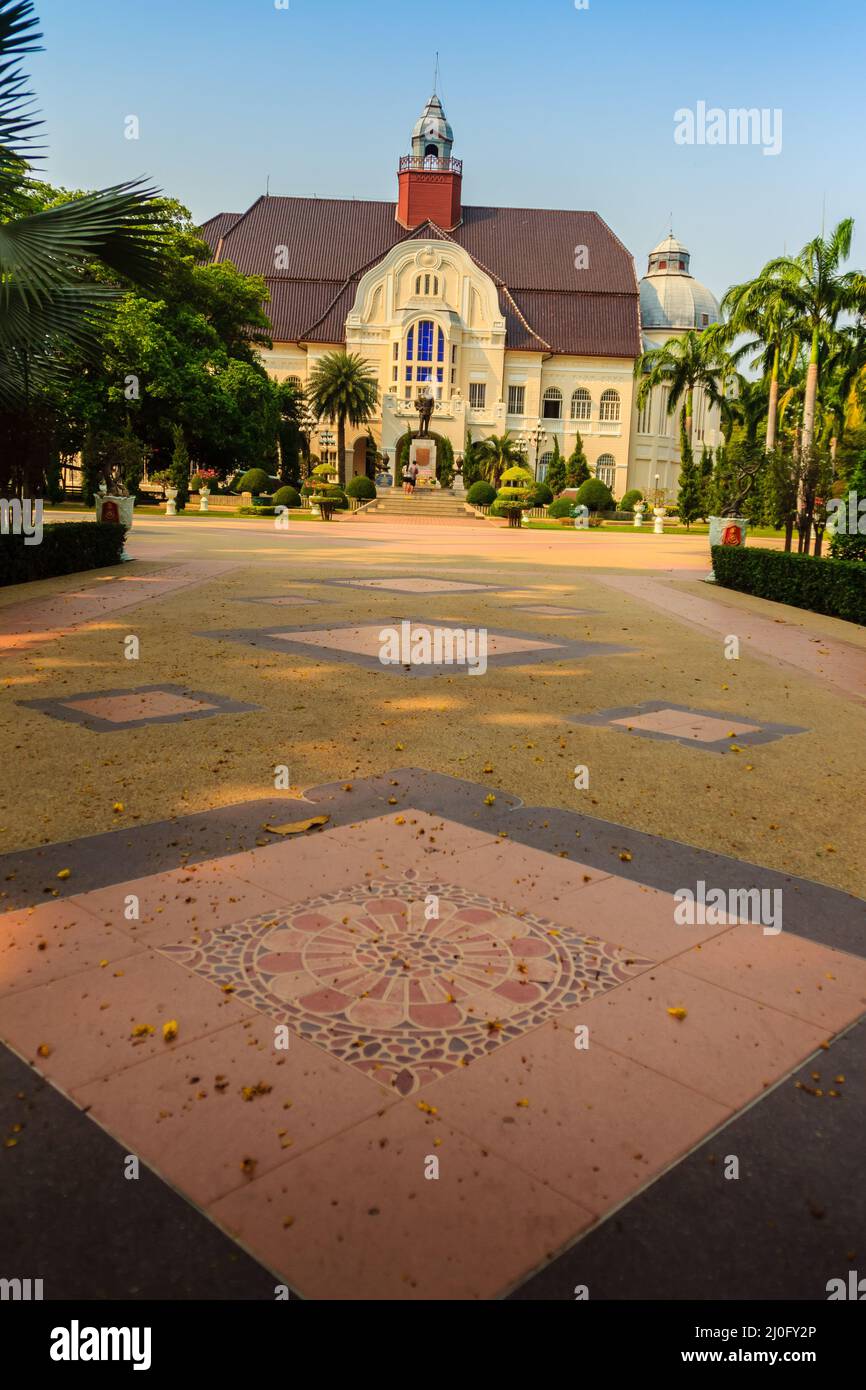 Bellissimo paesaggio e architettura del Palazzo di Phra Rampatchaniwet (Wang Ban Peun), ex palazzo del re Rama 5, uno dei ma Foto Stock